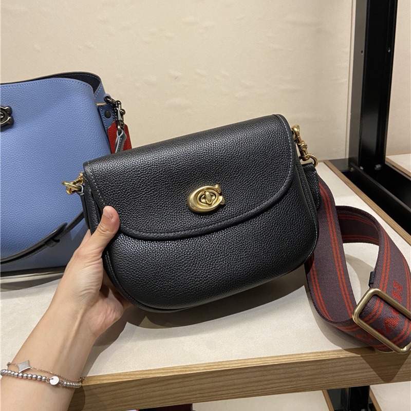 台灣美媽代購 COACH 蔻馳 包包 側背包 單肩包 斜挎包 斜背包 馬鞍包 單肩馬鞍包 翻蓋斜挎包雙肩帶 時尚簡約款-細節圖8