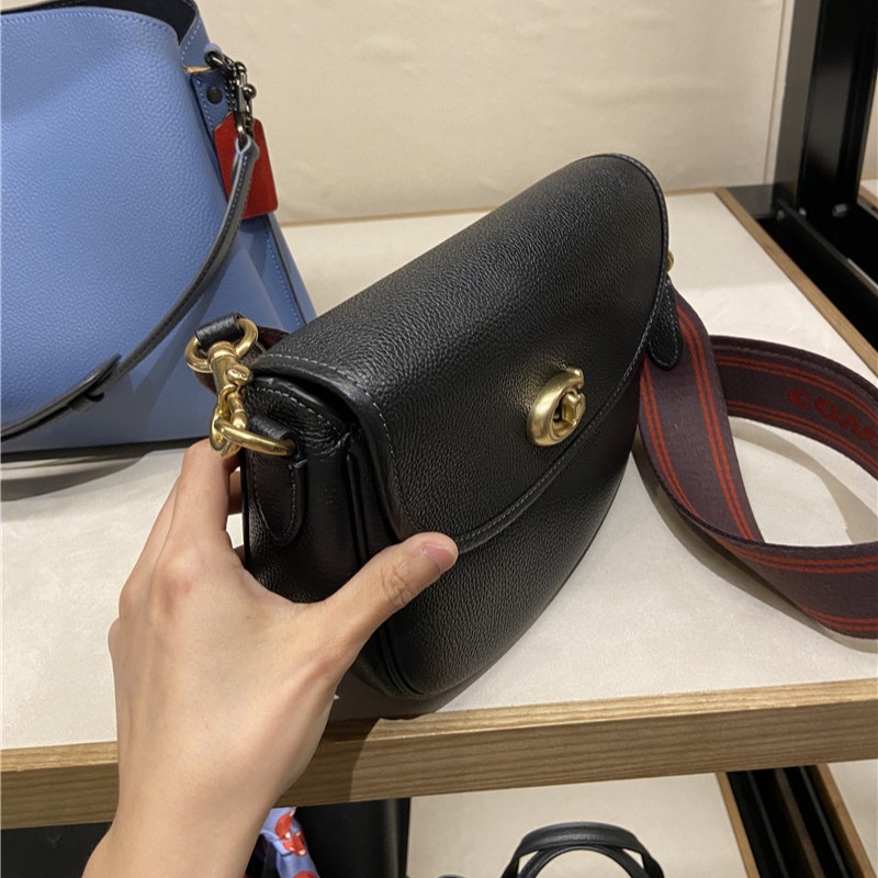 台灣美媽代購 COACH 蔻馳 包包 側背包 單肩包 斜挎包 斜背包 馬鞍包 單肩馬鞍包 翻蓋斜挎包雙肩帶 時尚簡約款-細節圖9