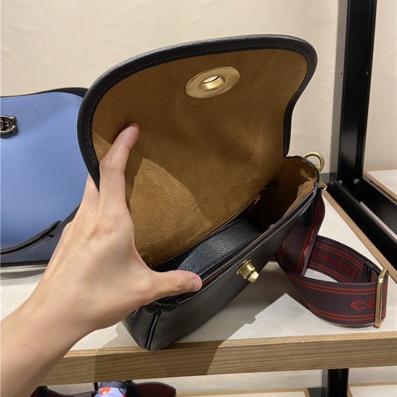 台灣美媽代購 COACH 蔻馳 包包 側背包 單肩包 斜挎包 斜背包 馬鞍包 單肩馬鞍包 翻蓋斜挎包雙肩帶 時尚簡約款-細節圖10