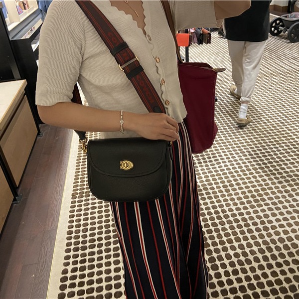 台灣美媽代購 COACH 蔻馳 包包 側背包 單肩包 斜挎包 斜背包 馬鞍包 單肩馬鞍包 翻蓋斜挎包雙肩帶 時尚簡約款-細節圖11