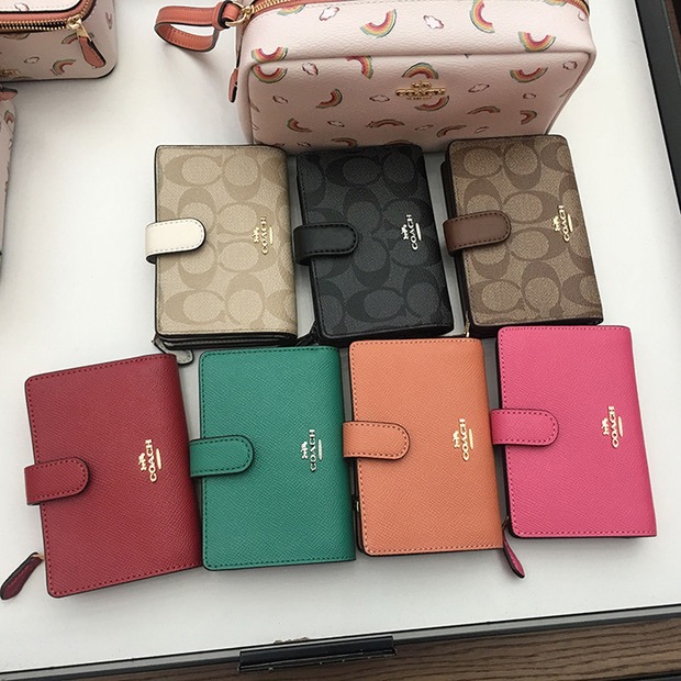 台灣美媽代購 COACH 蔻馳 皮夾 中夹 短夹 拉鏈零錢包 卡夾 信用卡夾 經典C紋中夾 防刮按扣對折中夾 時尚真皮女-細節圖2