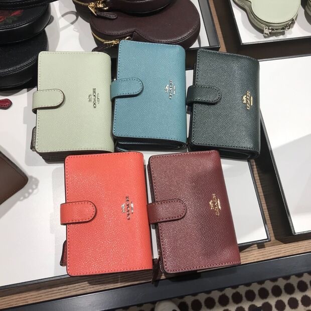 台灣美媽代購 COACH 蔻馳 皮夾 中夹 短夹 拉鏈零錢包 卡夾 信用卡夾 經典C紋中夾 防刮按扣對折中夾 時尚真皮女-細節圖3