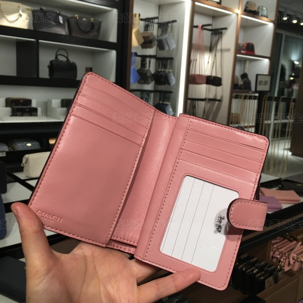 台灣美媽代購 COACH 蔻馳 皮夾 中夹 短夹 拉鏈零錢包 卡夾 信用卡夾 經典C紋中夾 防刮按扣對折中夾 時尚真皮女-細節圖9