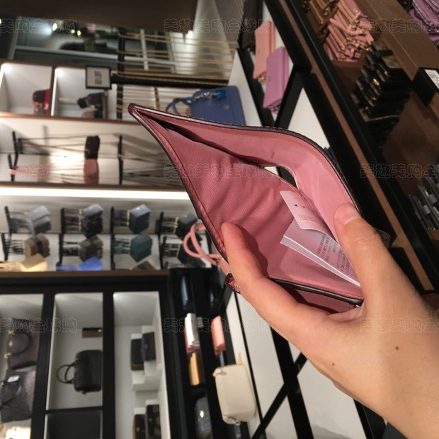 台灣美媽代購 COACH 蔻馳 皮夾 中夹 短夹 拉鏈零錢包 卡夾 信用卡夾 經典C紋中夾 防刮按扣對折中夾 時尚真皮女-細節圖10