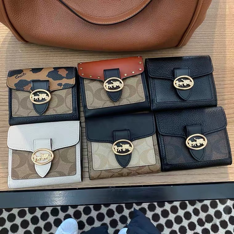 台灣美媽代購 COACH 蔻馳 包包  夾 中夾 短夾 拉鏈零錢包 素色真皮皮夾 卡夾 經典馬車logo按扣對折皮夾-細節圖2