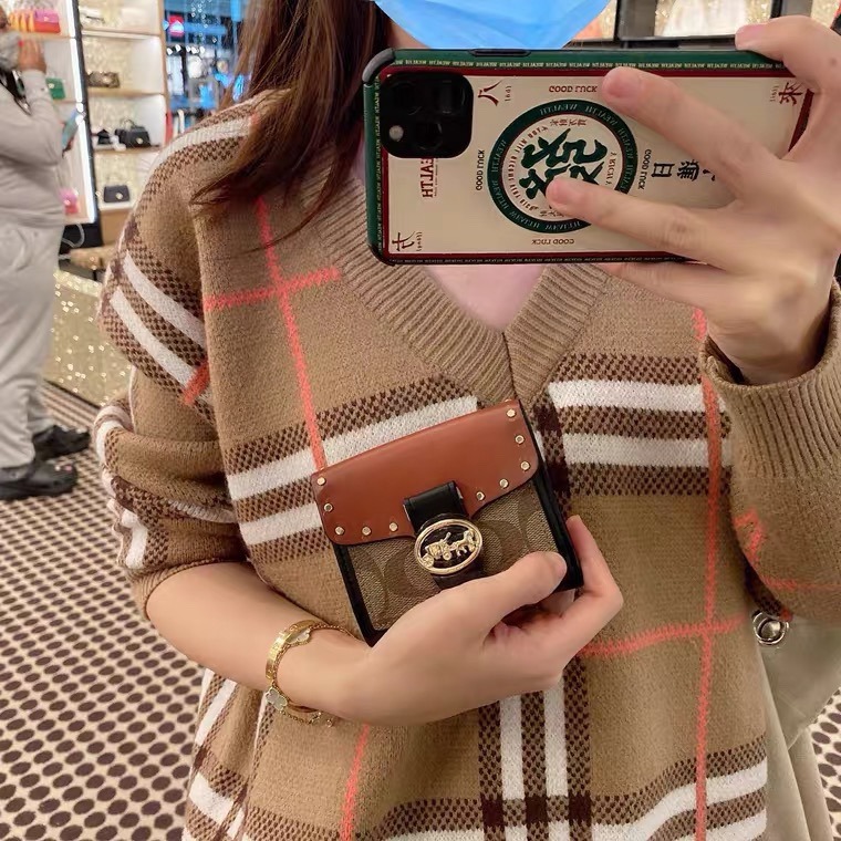 台灣美媽代購 COACH 蔻馳 包包  夾 中夾 短夾 拉鏈零錢包 素色真皮皮夾 卡夾 經典馬車logo按扣對折皮夾-細節圖4