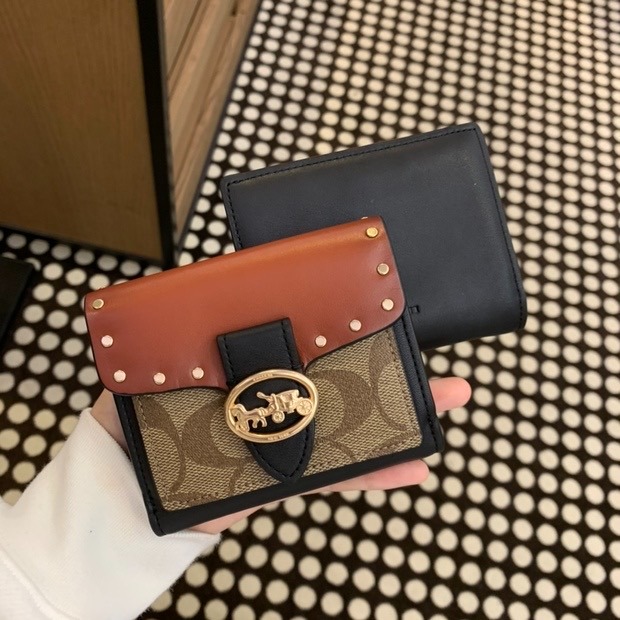 台灣美媽代購 COACH 蔻馳 包包  夾 中夾 短夾 拉鏈零錢包 素色真皮皮夾 卡夾 經典馬車logo按扣對折皮夾-細節圖5