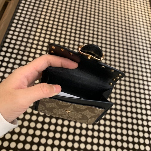 台灣美媽代購 COACH 蔻馳 包包  夾 中夾 短夾 拉鏈零錢包 素色真皮皮夾 卡夾 經典馬車logo按扣對折皮夾-細節圖6