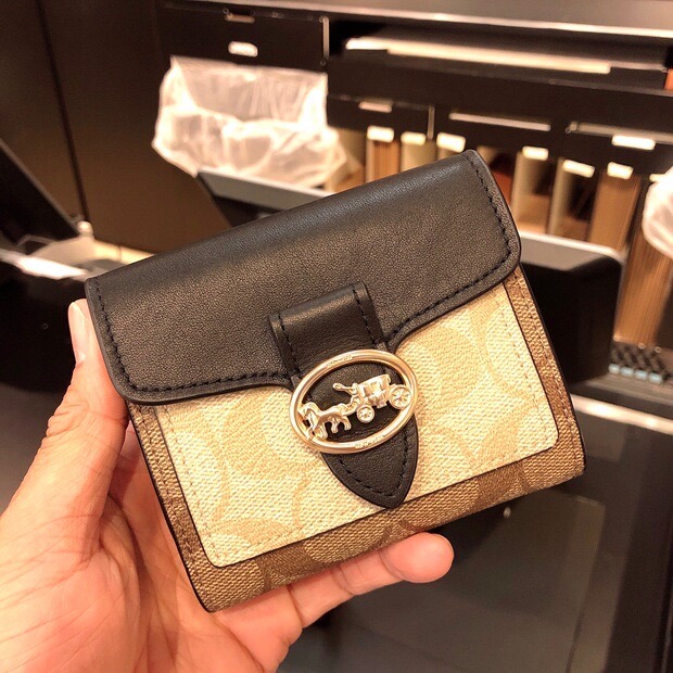 台灣美媽代購 COACH 蔻馳 包包  夾 中夾 短夾 拉鏈零錢包 素色真皮皮夾 卡夾 經典馬車logo按扣對折皮夾-細節圖8