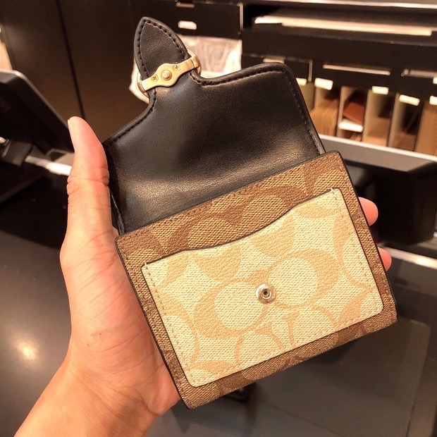 台灣美媽代購 COACH 蔻馳 包包  夾 中夾 短夾 拉鏈零錢包 素色真皮皮夾 卡夾 經典馬車logo按扣對折皮夾-細節圖9