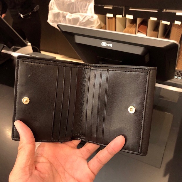台灣美媽代購 COACH 蔻馳 包包  夾 中夾 短夾 拉鏈零錢包 素色真皮皮夾 卡夾 經典馬車logo按扣對折皮夾-細節圖10