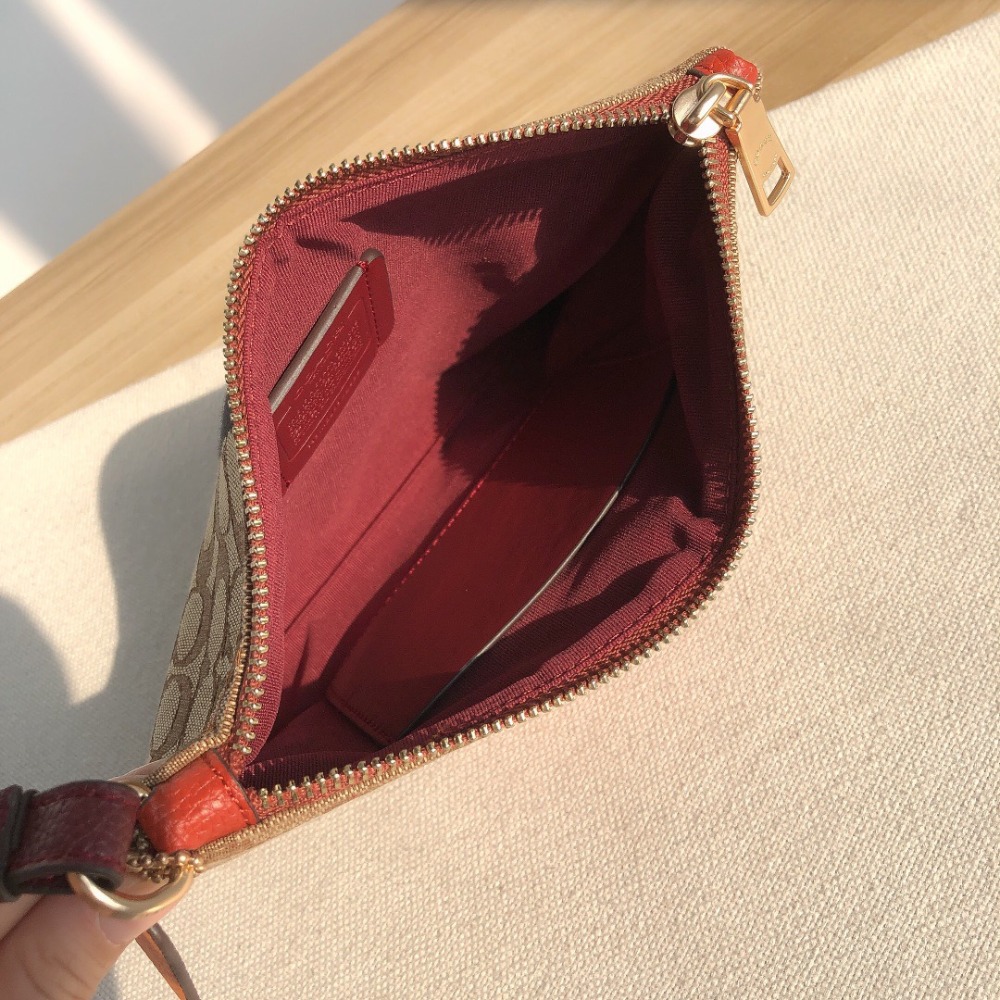 台灣美媽代購 COACH 蔻馳 女士手拿包 零錢包 經典logo手腕包 鑰匙包 防刮拉鏈手拿包 錢包 時尚百搭簡約款包包-細節圖9