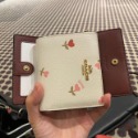 台灣美媽代購 COACH 蔻馳 皮夾 女士素面短夾 女生防刮皮大鈔錢包 韓版 可愛兩折mini零錢包 對開暗釦女錢夾-規格圖11