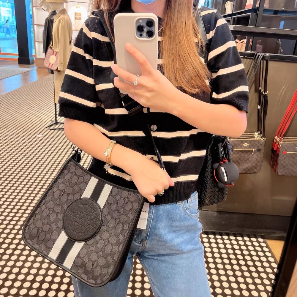 台灣美媽代購 COACH 蔻馳 包包 單肩包 斜挎包 斜背包 馬鞍包 腋下包 經典圓標LOGO馬鞍包 時尚簡約單肩斜挎包-細節圖10