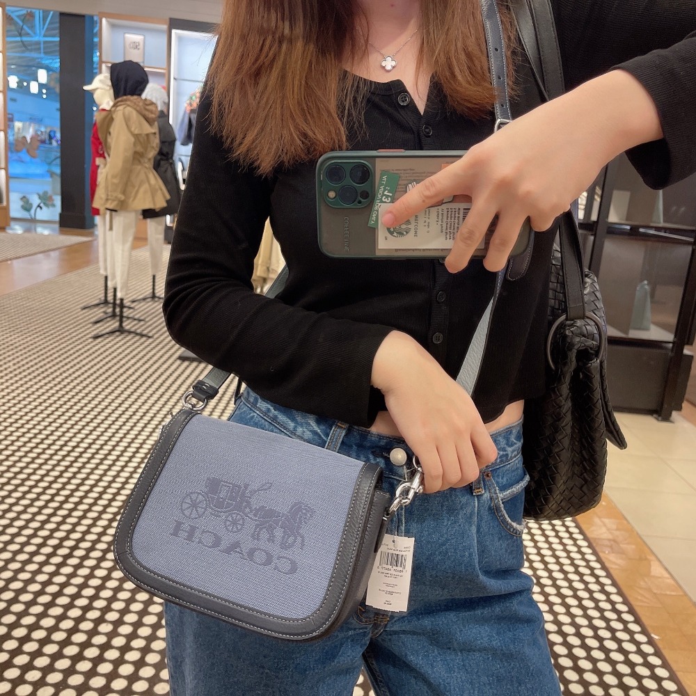 台灣美媽代購 COACH 蔻馳 包包 單肩包 斜挎包 斜背包 手提包 馬鞍包 經典馬車logo翻蓋斜挎馬鞍包 時尚百搭-細節圖5