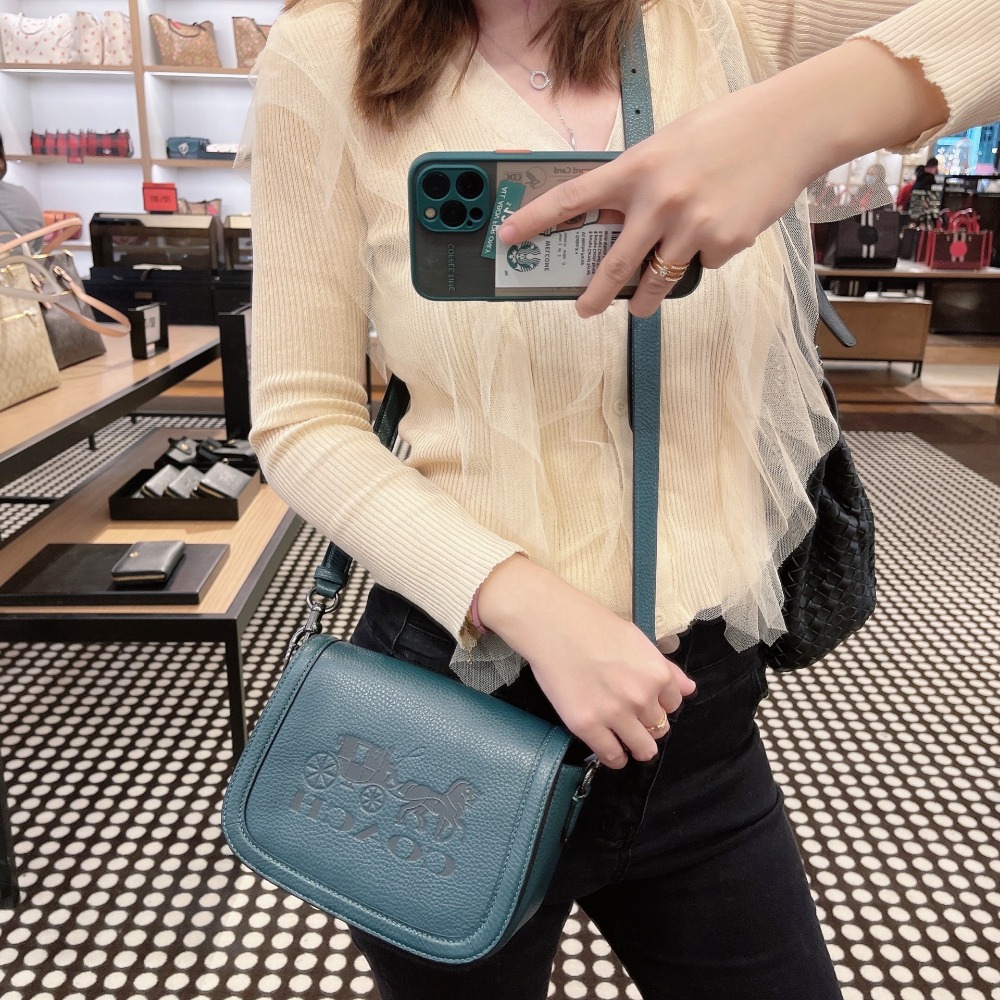 台灣美媽代購 COACH 蔻馳 包包 單肩包 斜挎包 斜背包 手提包 馬鞍包 經典馬車logo翻蓋斜挎馬鞍包 時尚百搭-細節圖6