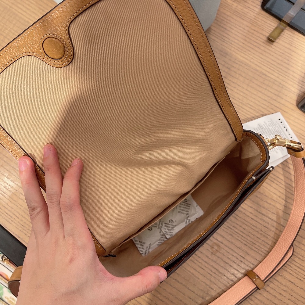 台灣美媽代購 COACH 蔻馳 包包 單肩包 斜挎包 斜背包 手提包 馬鞍包 經典馬車logo翻蓋斜挎馬鞍包 時尚百搭-細節圖10