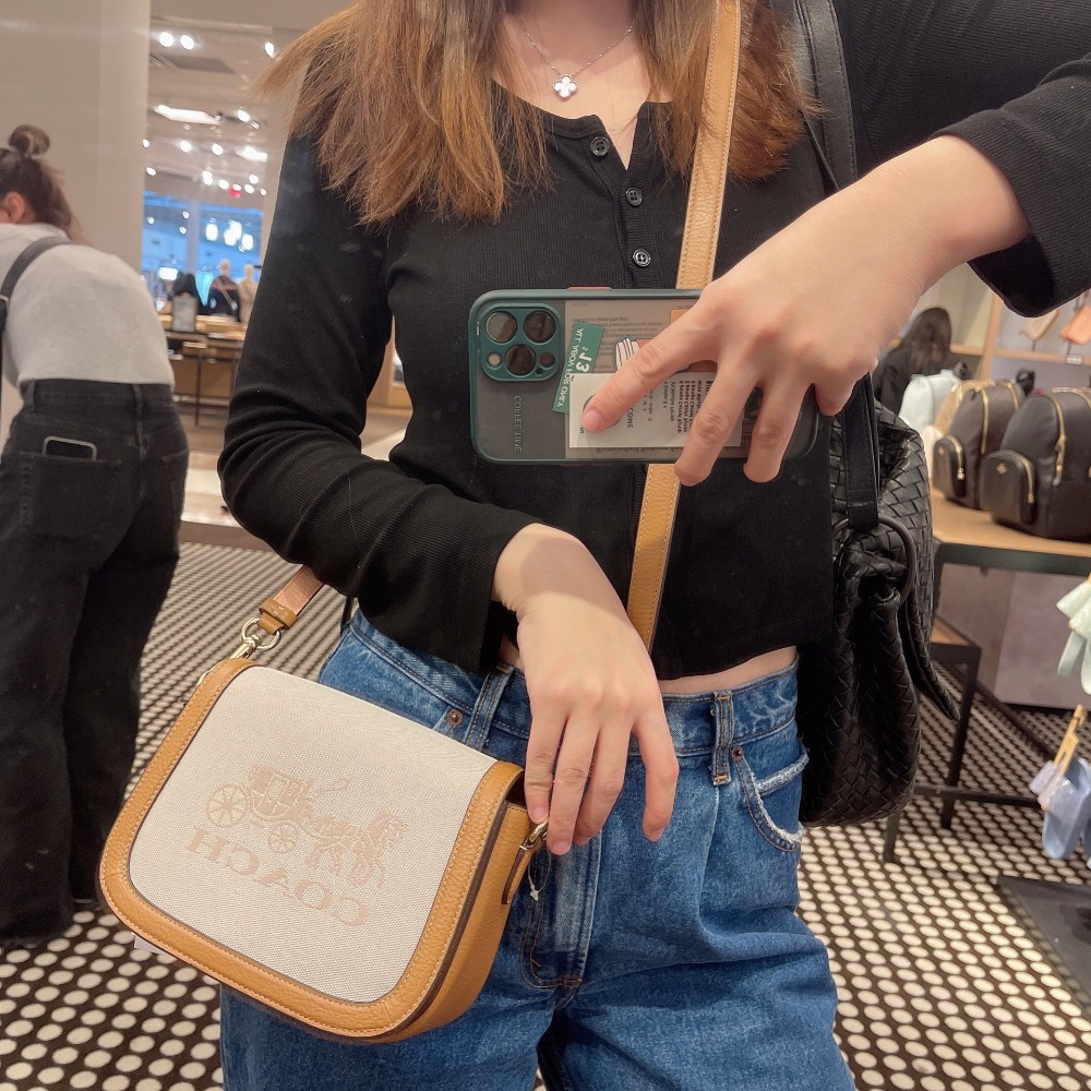 台灣美媽代購 COACH 蔻馳 包包 單肩包 斜挎包 斜背包 手提包 馬鞍包 經典馬車logo翻蓋斜挎馬鞍包 時尚百搭-細節圖11