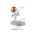 01.踢腳金色太空人