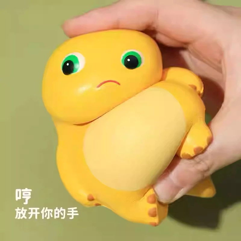 【2025療癒小物】 歪頭小奶龍 奶龍捏捏樂 小奶龍捏捏樂 捏捏樂 奶龍公仔 拽酷小奶龍 解壓神器 小奶龍 桌面擺件 解-細節圖4