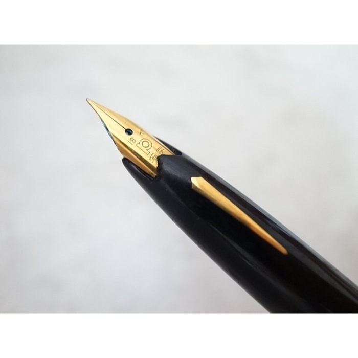 C162 特殊的皮筆- 白金 日本製 黑桿不知特殊皮種 18k 細字尖(7成新但有退回一些原色)-細節圖3