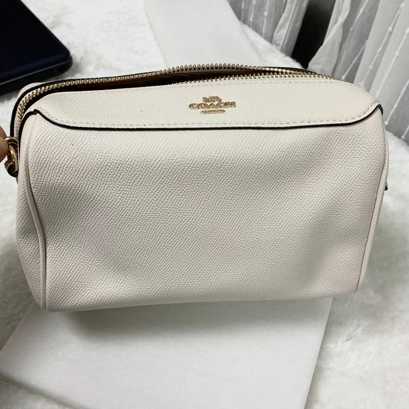 COACH 經典馬車LOGO防刮皮革肩背/斜背波士頓包 米白(福利品)-細節圖9