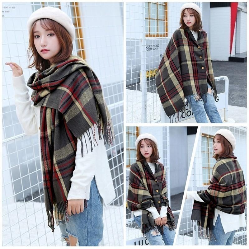 【台灣現貨】多用保暖圍巾外套 仿羊絨鈕扣斗篷披肩流蘇格子圍巾 /許願花園-細節圖3