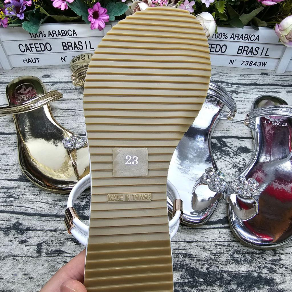 夏季必備 MIT製 水鑽夾腳涼鞋 漆皮 平底涼鞋 出國穿搭 一鞋兩穿 軟墊 平底拖鞋-細節圖6