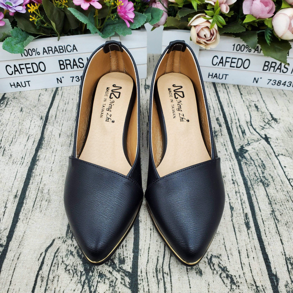 台北出貨💯好穿不磨腳🔝台灣製 上班必備 斜口 尖頭粗跟包鞋 軟墊 金屬邊 面試鞋 女鞋 底跟包鞋 尖頭包鞋-細節圖2