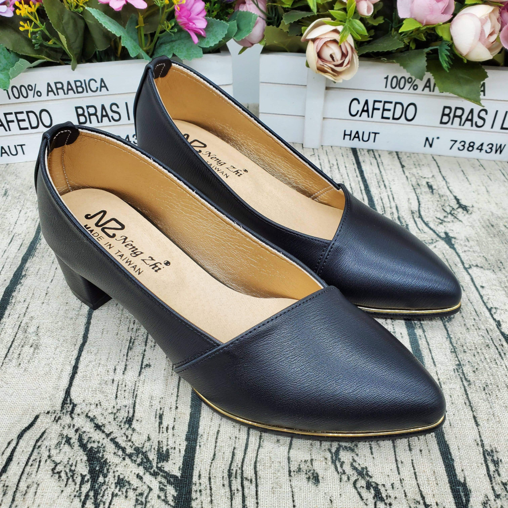 台北出貨💯好穿不磨腳🔝台灣製 上班必備 斜口 尖頭粗跟包鞋 軟墊 金屬邊 面試鞋 女鞋 底跟包鞋 尖頭包鞋-細節圖3