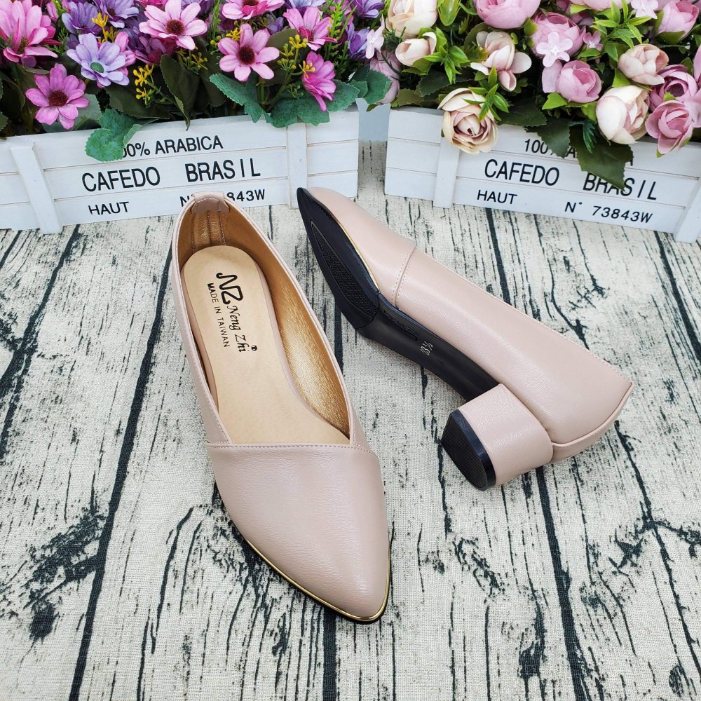 台北出貨💯好穿不磨腳🔝台灣製 上班必備 斜口 尖頭粗跟包鞋 軟墊 金屬邊 面試鞋 女鞋 底跟包鞋 尖頭包鞋-細節圖6