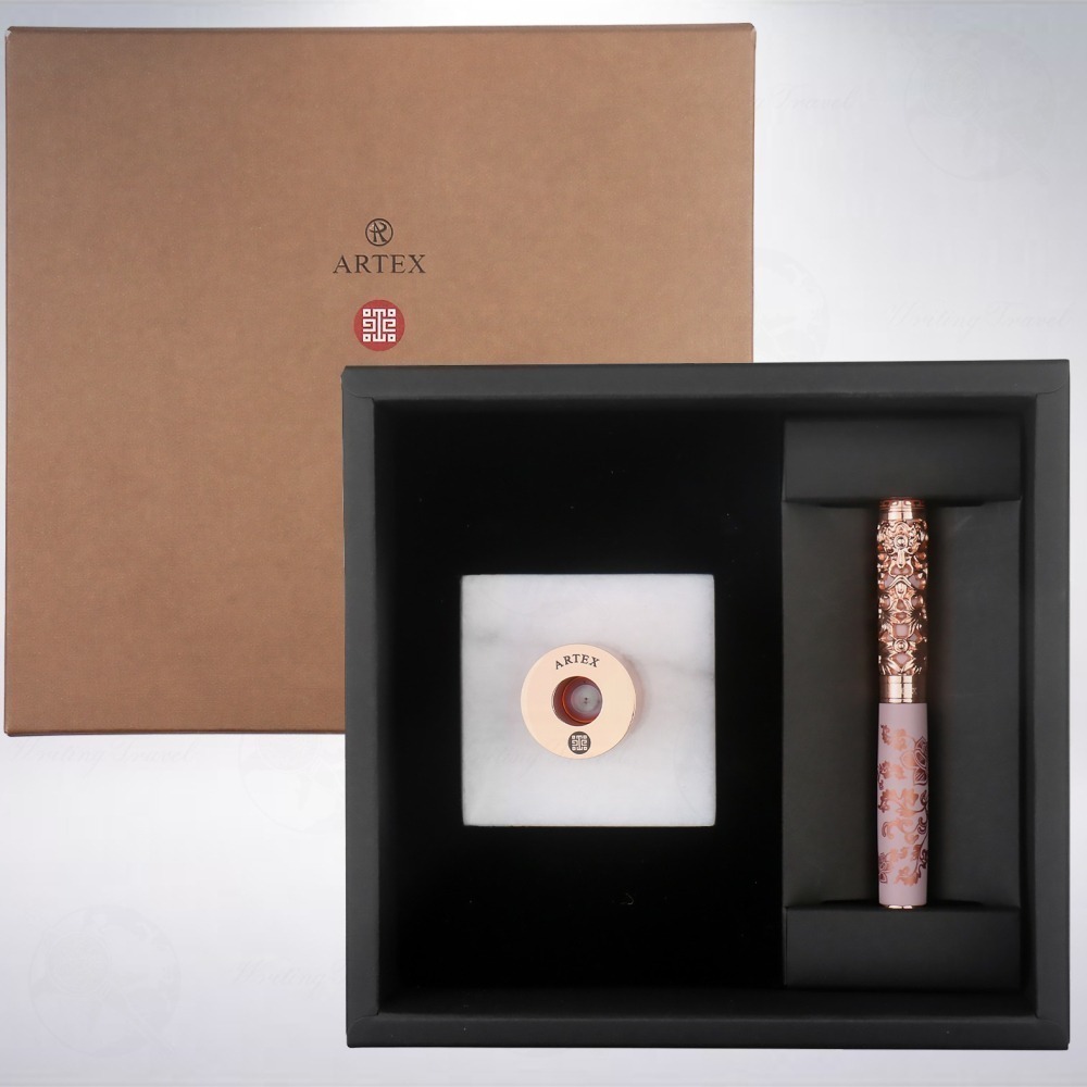 台灣 ARTEX 雅特仕 國立故宮聯名限定 金番花鋼珠筆禮盒: 紫玫金-細節圖3
