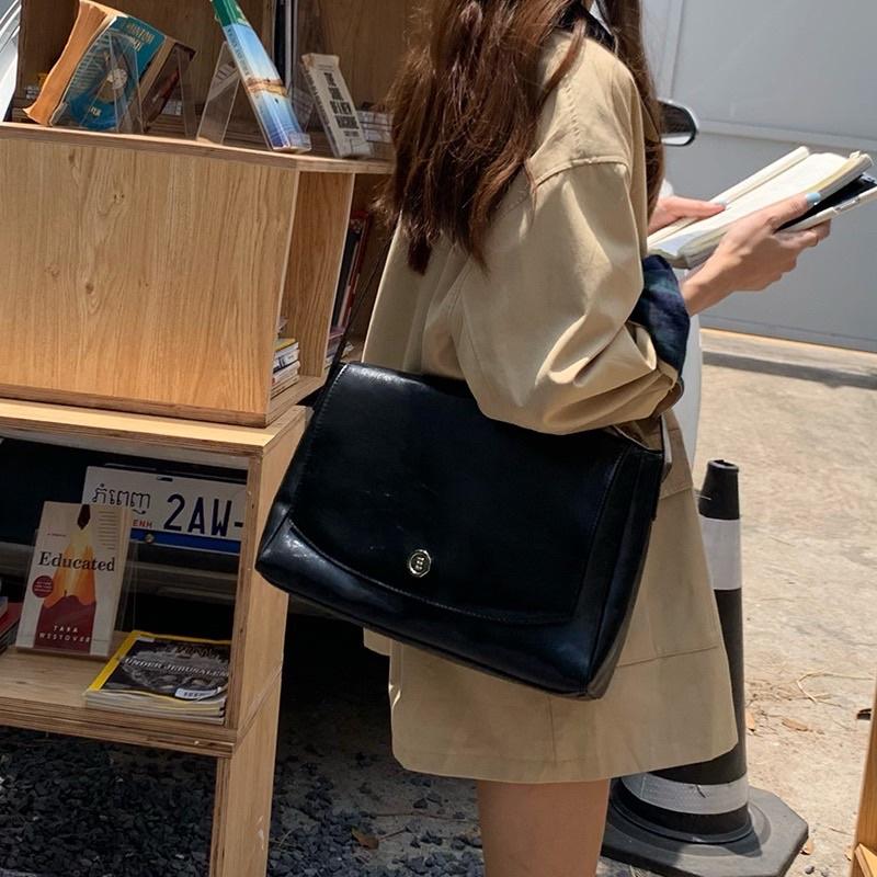 禹英禑同款新款韓國小眾設計質感微亮面PU包 秋冬復古款 韓版 韓劇款 斜背包 側背包 大容量 斜挎郵差包 書包 肩帶可調-細節圖4