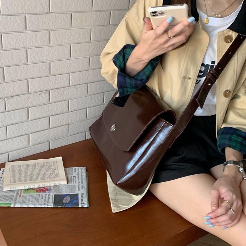 禹英禑同款新款韓國小眾設計質感微亮面PU包 秋冬復古款 韓版 韓劇款 斜背包 側背包 大容量 斜挎郵差包 書包 肩帶可調-細節圖5