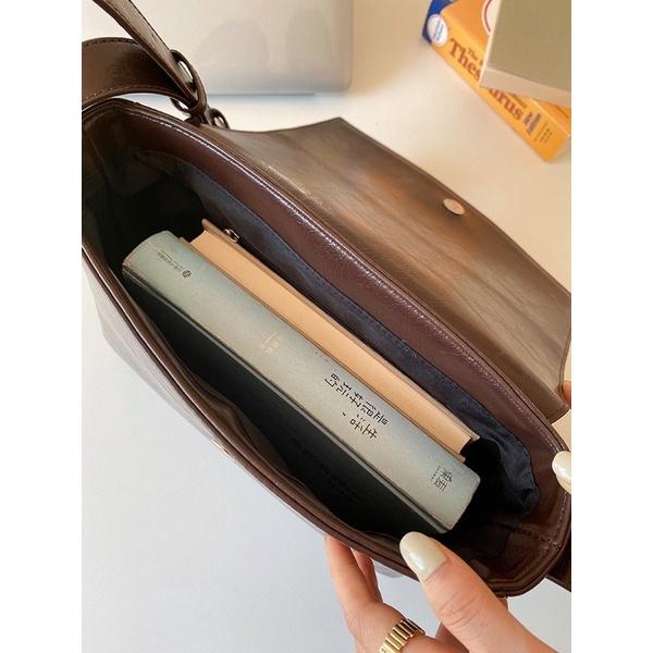 禹英禑同款新款韓國小眾設計質感微亮面PU包 秋冬復古款 韓版 韓劇款 斜背包 側背包 大容量 斜挎郵差包 書包 肩帶可調-細節圖7