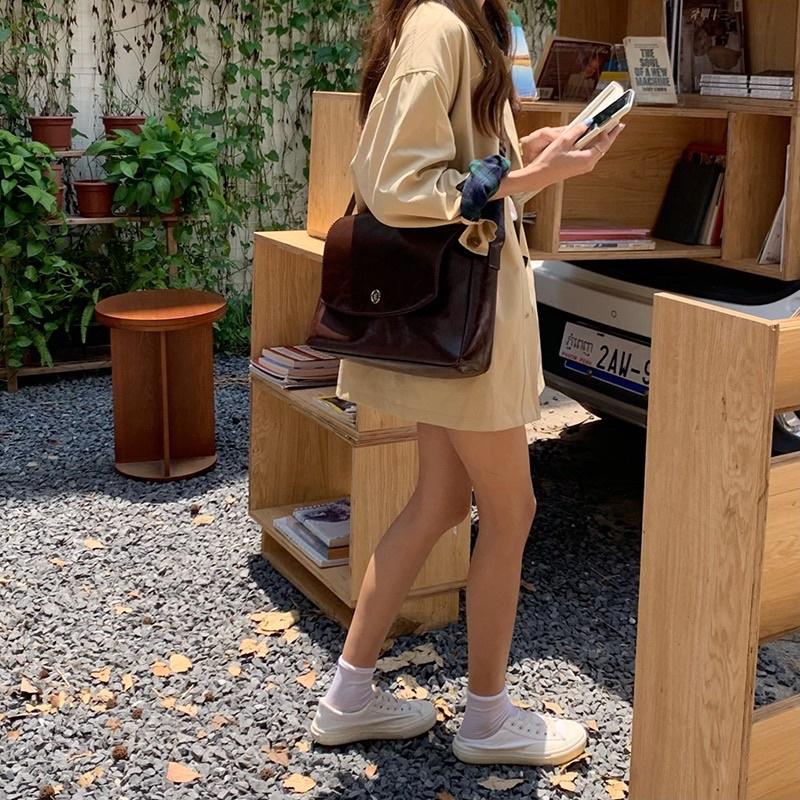 禹英禑同款新款韓國小眾設計質感微亮面PU包 秋冬復古款 韓版 韓劇款 斜背包 側背包 大容量 斜挎郵差包 書包 肩帶可調-細節圖9