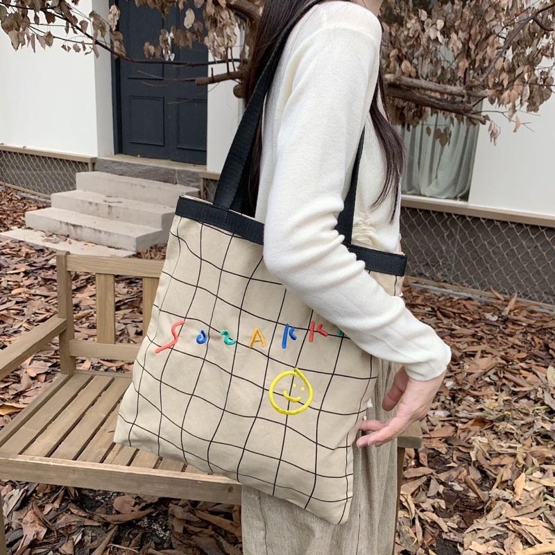 新款 彩色刺繡英文字母笑臉帆布包 塗鴉格子 手繪感女 休閒大容量手提肩背兩用包 學生托特包 百搭 特別 時尚款 小清新-細節圖3