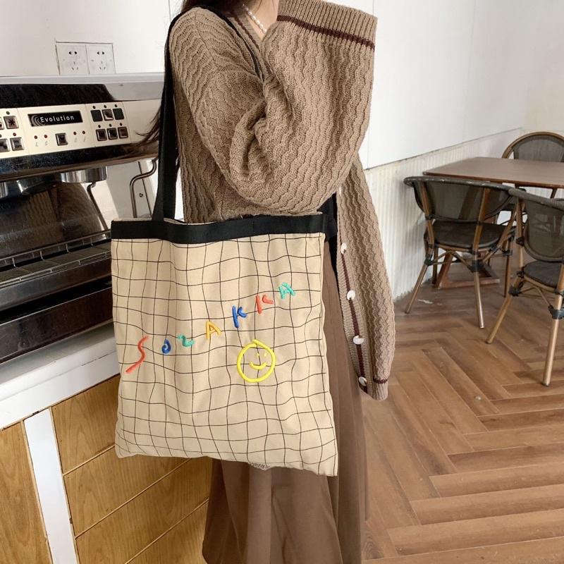 新款 彩色刺繡英文字母笑臉帆布包 塗鴉格子 手繪感女 休閒大容量手提肩背兩用包 學生托特包 百搭 特別 時尚款 小清新-細節圖4