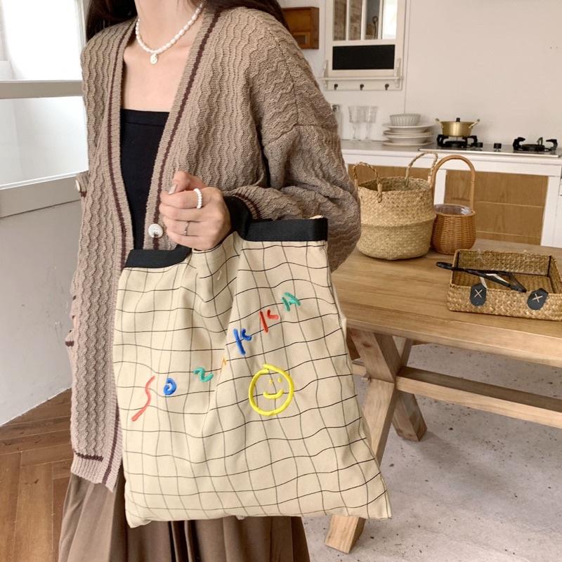 新款 彩色刺繡英文字母笑臉帆布包 塗鴉格子 手繪感女 休閒大容量手提肩背兩用包 學生托特包 百搭 特別 時尚款 小清新-細節圖6