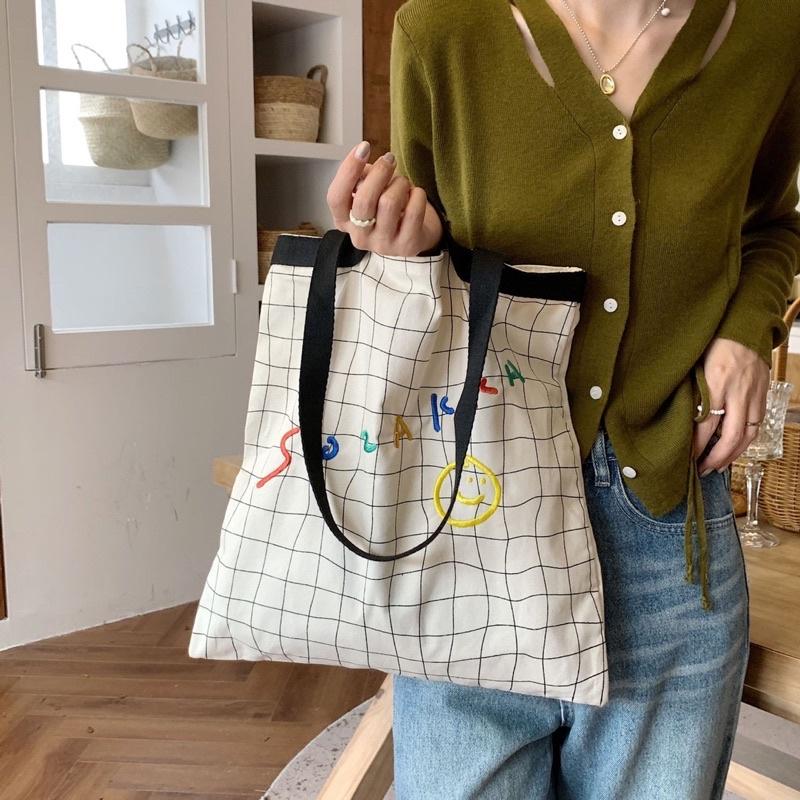 新款 彩色刺繡英文字母笑臉帆布包 塗鴉格子 手繪感女 休閒大容量手提肩背兩用包 學生托特包 百搭 特別 時尚款 小清新-細節圖7