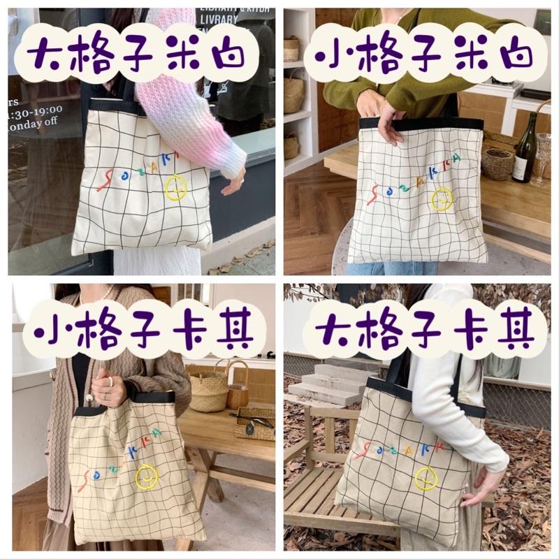 新款 彩色刺繡英文字母笑臉帆布包 塗鴉格子 手繪感女 休閒大容量手提肩背兩用包 學生托特包 百搭 特別 時尚款 小清新-細節圖9