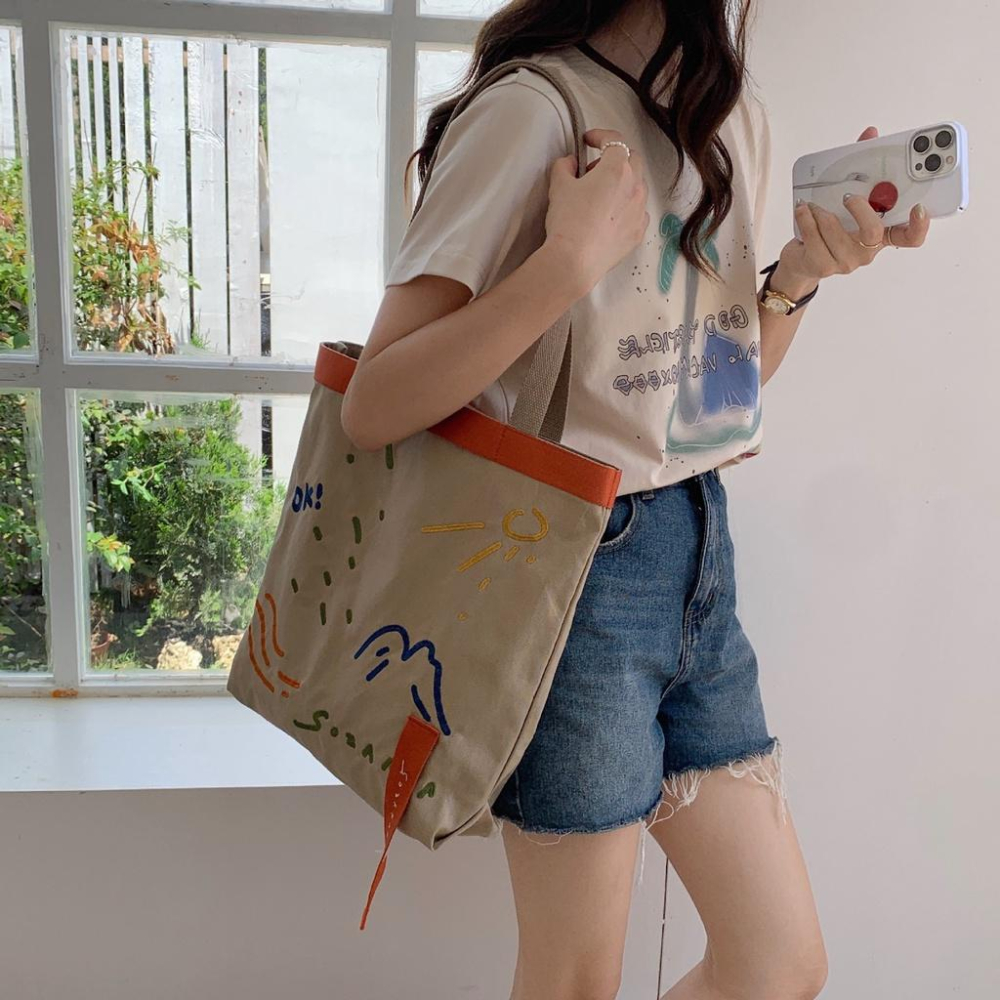 精緻刺繡附織帶手提肩背兩用帆布包 太陽 OK 紙飛機 高山圖案 自然風 簡約百搭 方包手提袋布包 肩背包 撞色 特別-細節圖2