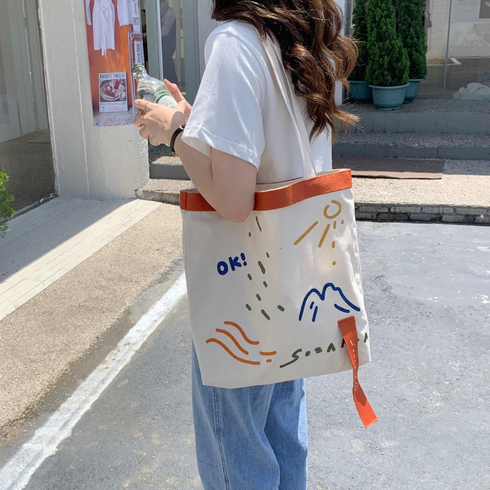 精緻刺繡附織帶手提肩背兩用帆布包 太陽 OK 紙飛機 高山圖案 自然風 簡約百搭 方包手提袋布包 肩背包 撞色 特別-細節圖4