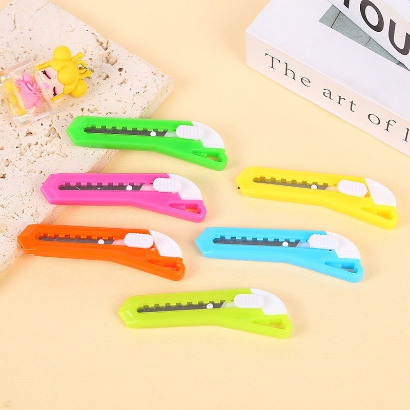 B704｜美工刀 小刀 拆信刀 迷你刀 文具 切割 便攜 推式迷你 美工刀 壁紙刀 糖果色 裁剪刀 快遞開箱-細節圖3