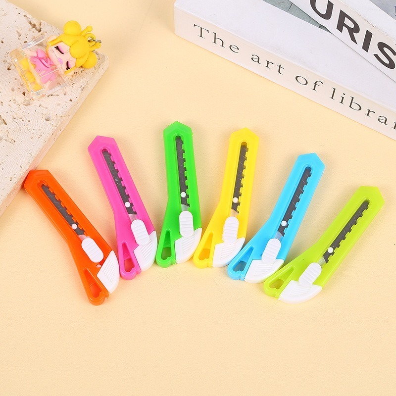 B704｜美工刀 小刀 拆信刀 迷你刀 文具 切割 便攜 推式迷你 美工刀 壁紙刀 糖果色 裁剪刀 快遞開箱-細節圖4