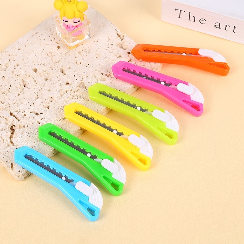 B704｜美工刀 小刀 拆信刀 迷你刀 文具 切割 便攜 推式迷你 美工刀 壁紙刀 糖果色 裁剪刀 快遞開箱-細節圖7