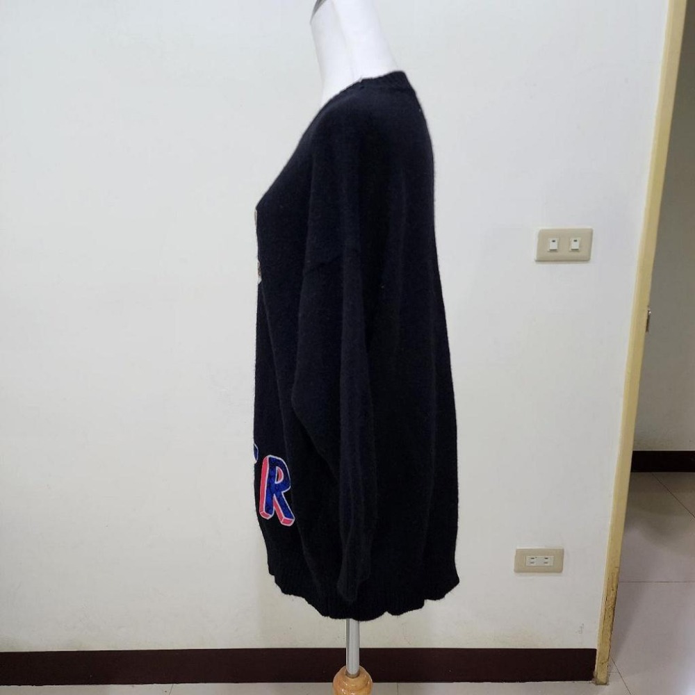 °☆ 珮齊精品舖 ☆° 黑色燙字母寬鬆針織長版毛衣-細節圖2