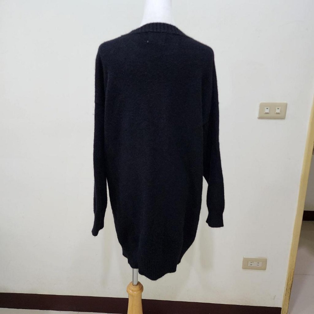 °☆ 珮齊精品舖 ☆° 黑色燙字母寬鬆針織長版毛衣-細節圖3