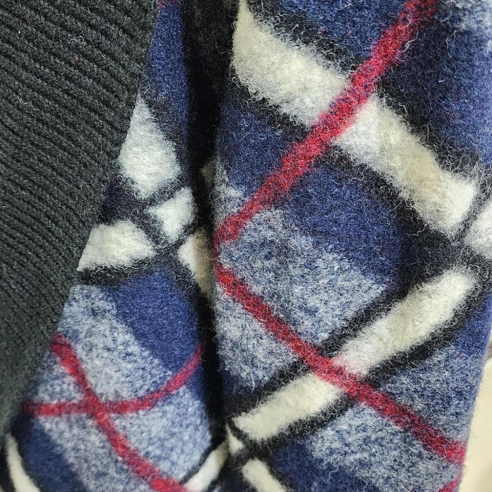 °☆ 珮齊精品舖 ☆°MOMA 蘇格蘭風羊毛拚接開襟式外套 搭條皮帶就很有型 穿上非常保暖-細節圖4