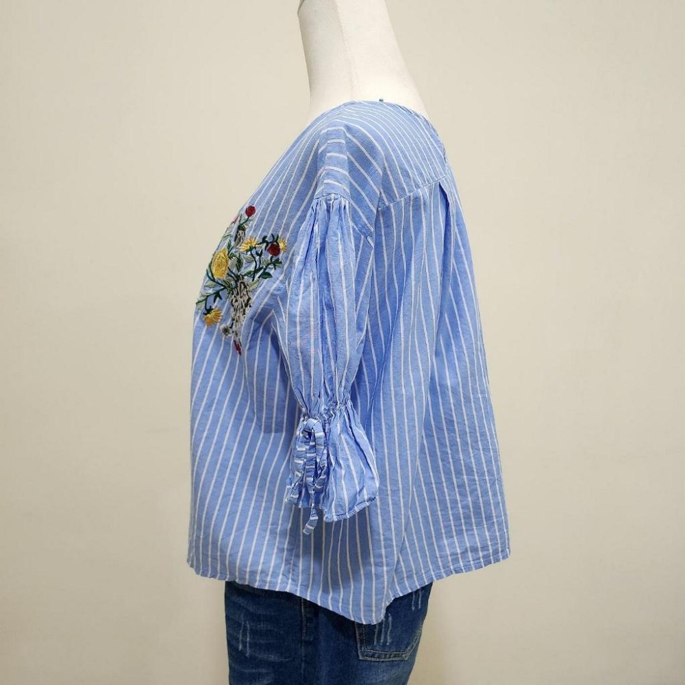 °☆ 珮齊精品舖 ☆° 正韓-bebychon 藍白條紋繡花上衣-細節圖2